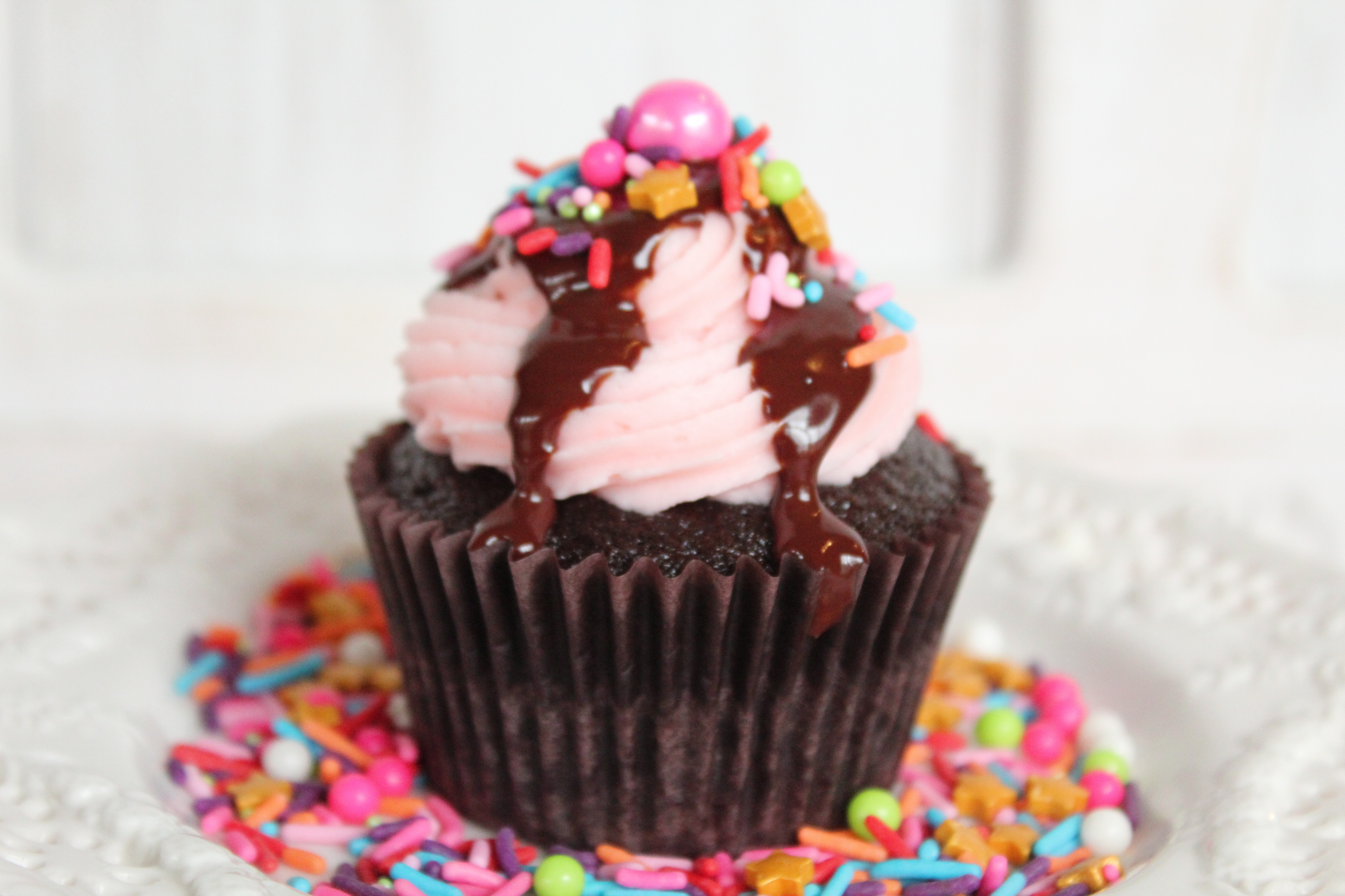 Details about   OLD WORLD CHRISTMAS CHOCOLATE CUPCAKE  PINK FROSTING & RAINBOW SPRINKLES BOX 